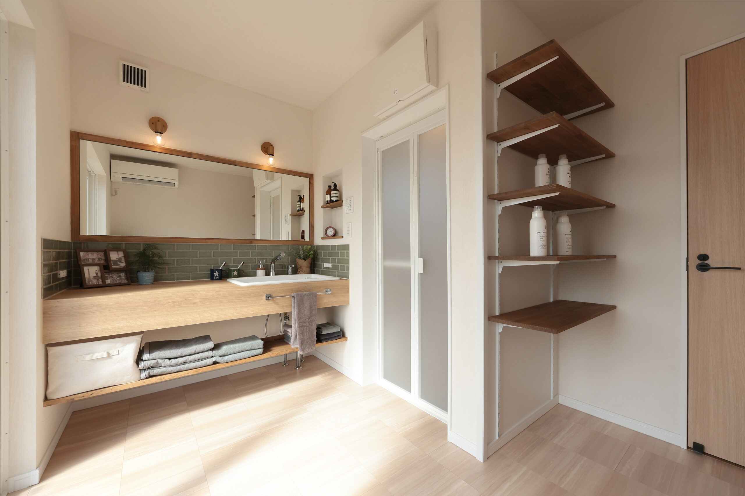 造作洗面台と造作棚を設けた洗面脱衣室