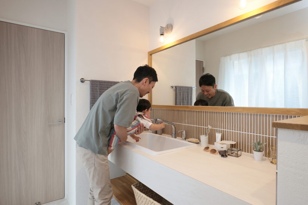 家族みんなで使いやすい造作洗面台