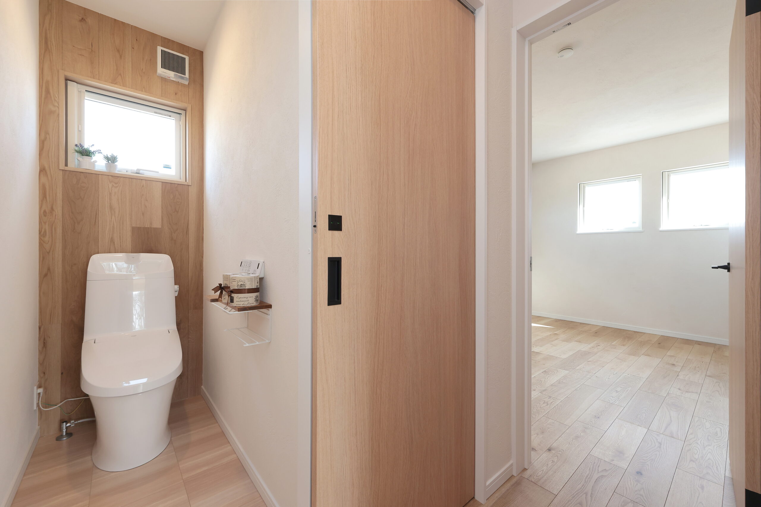 板張りのナチュラルなトイレ