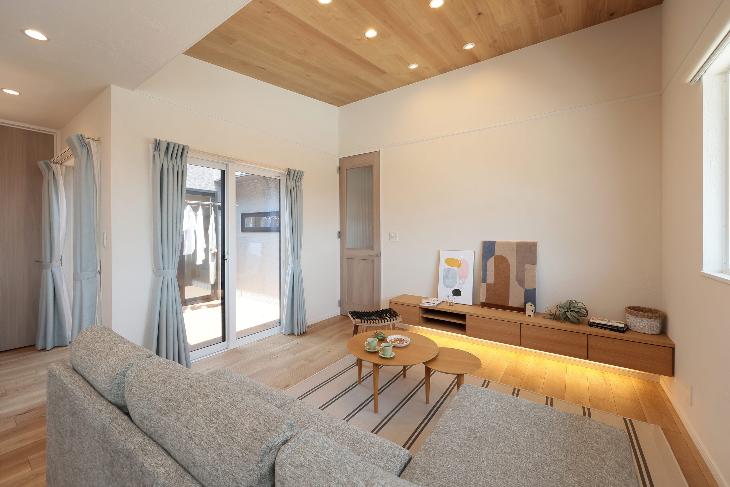 板張りと間接照明が心地よいリビング