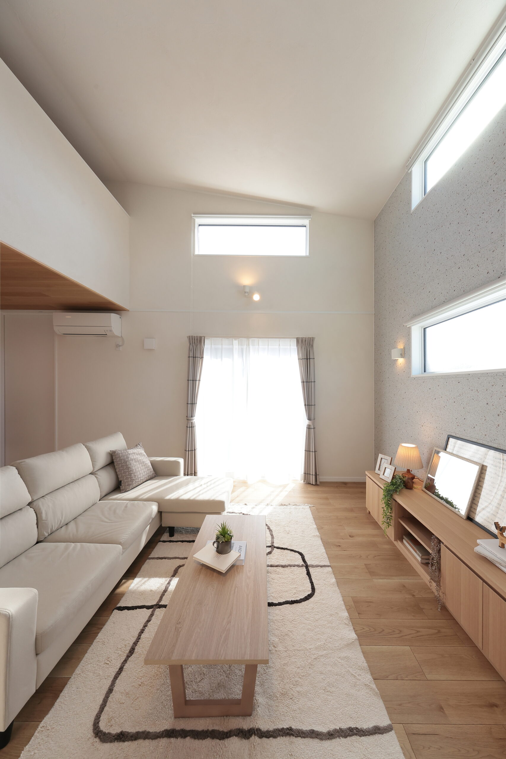 勾配天井で開放感のあるリビング