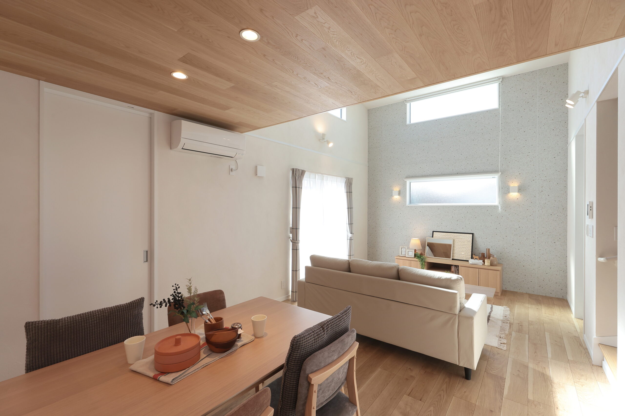 板張り天井のダイニング