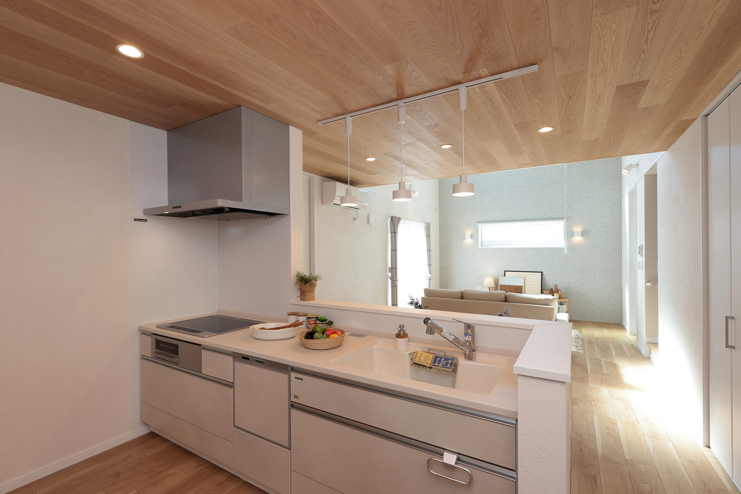 板張り天井のキッチン