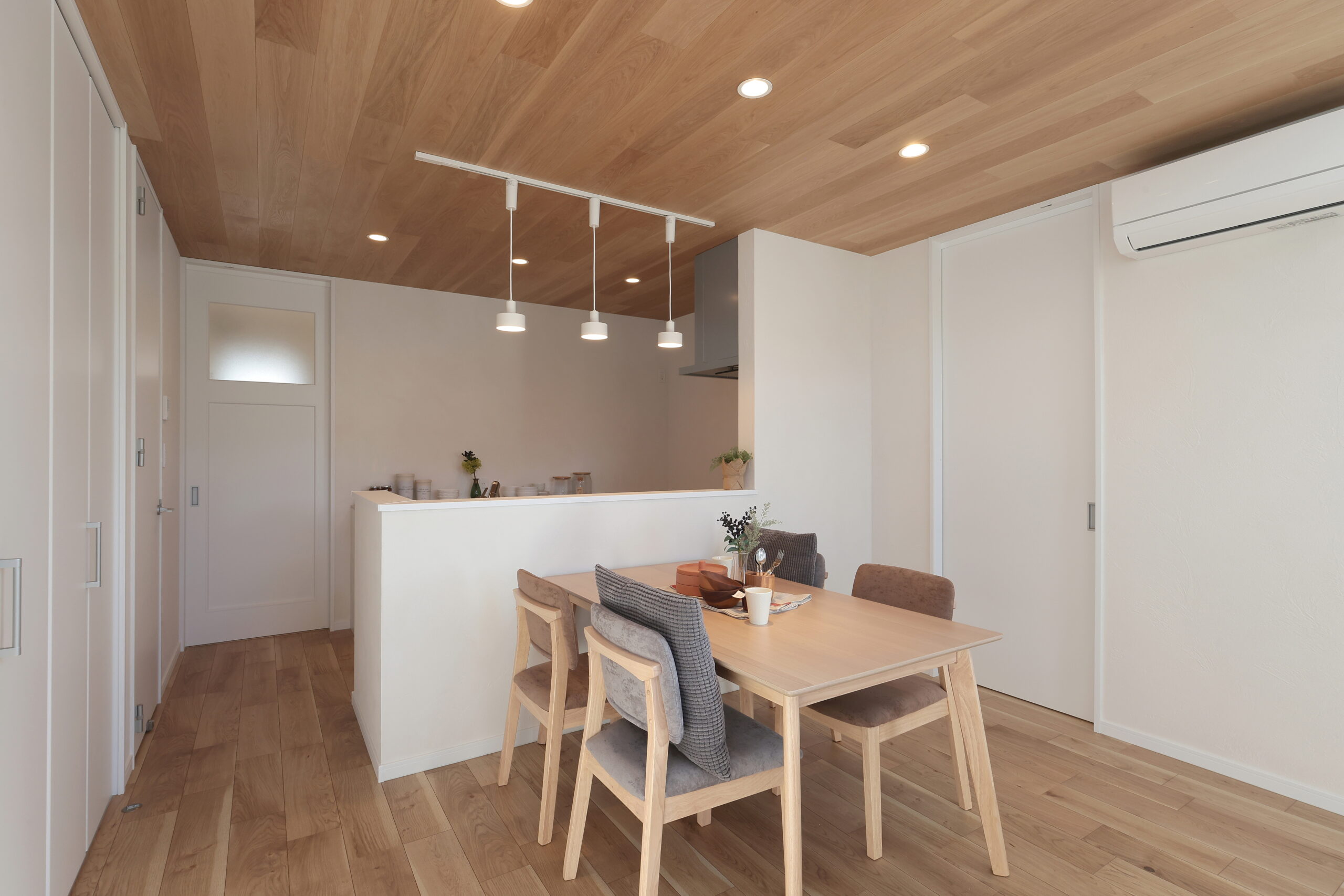 板張り天井のダイニング・キッチン