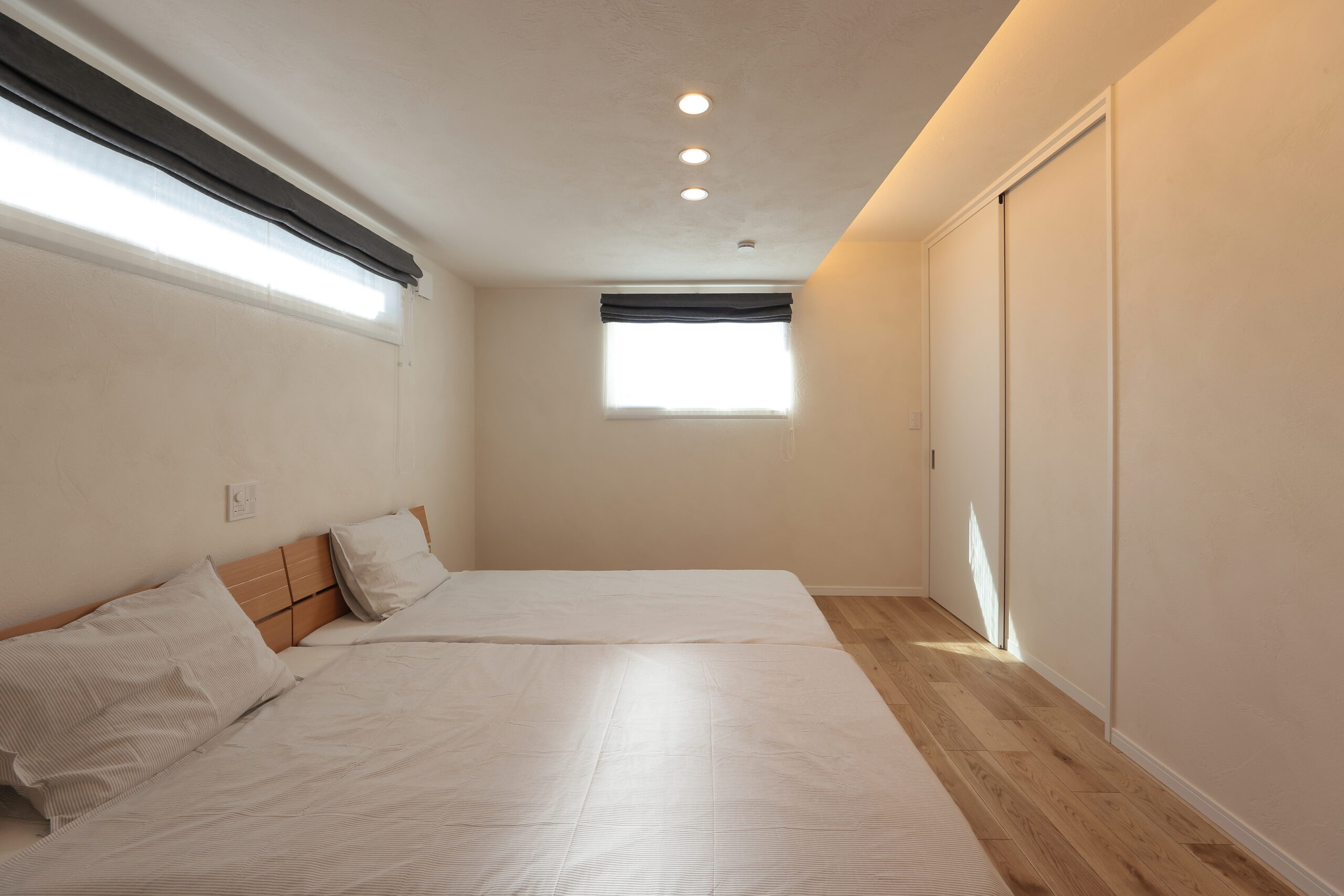 間接照明付きの寝室