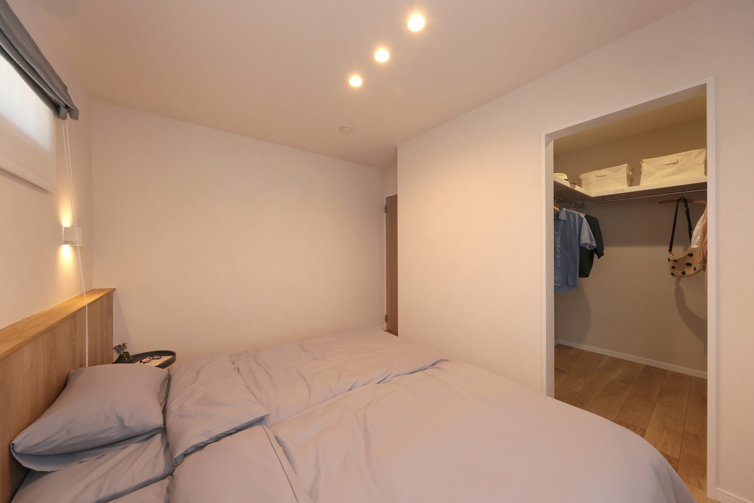 WIC付の板張り寝室