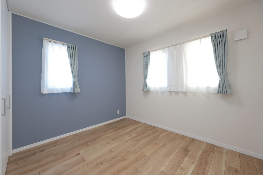 アクセントウォールが目を惹く洋室