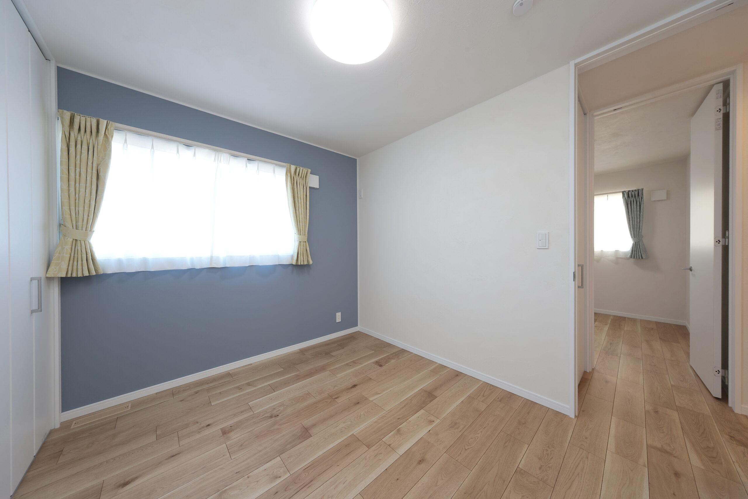 アクセントウォールが印象的な洋室