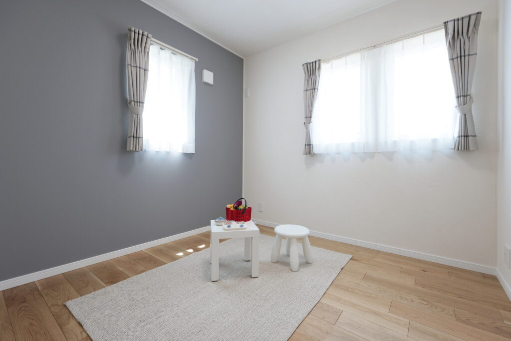 アクセントウォールを採用した洋室