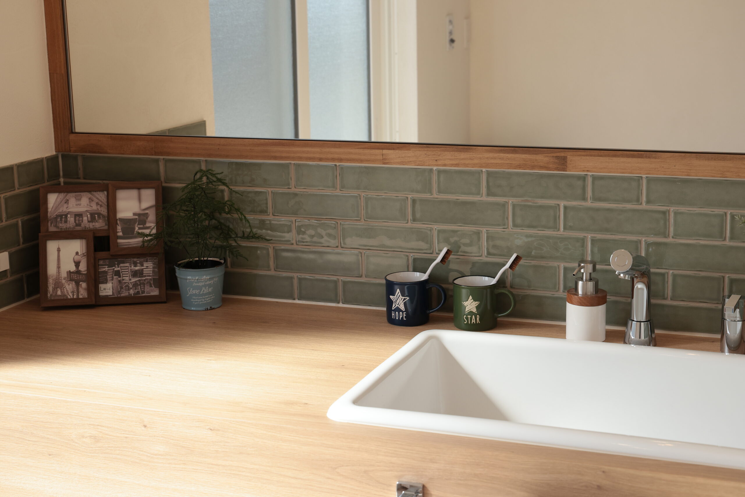 タイル張りの造作洗面台