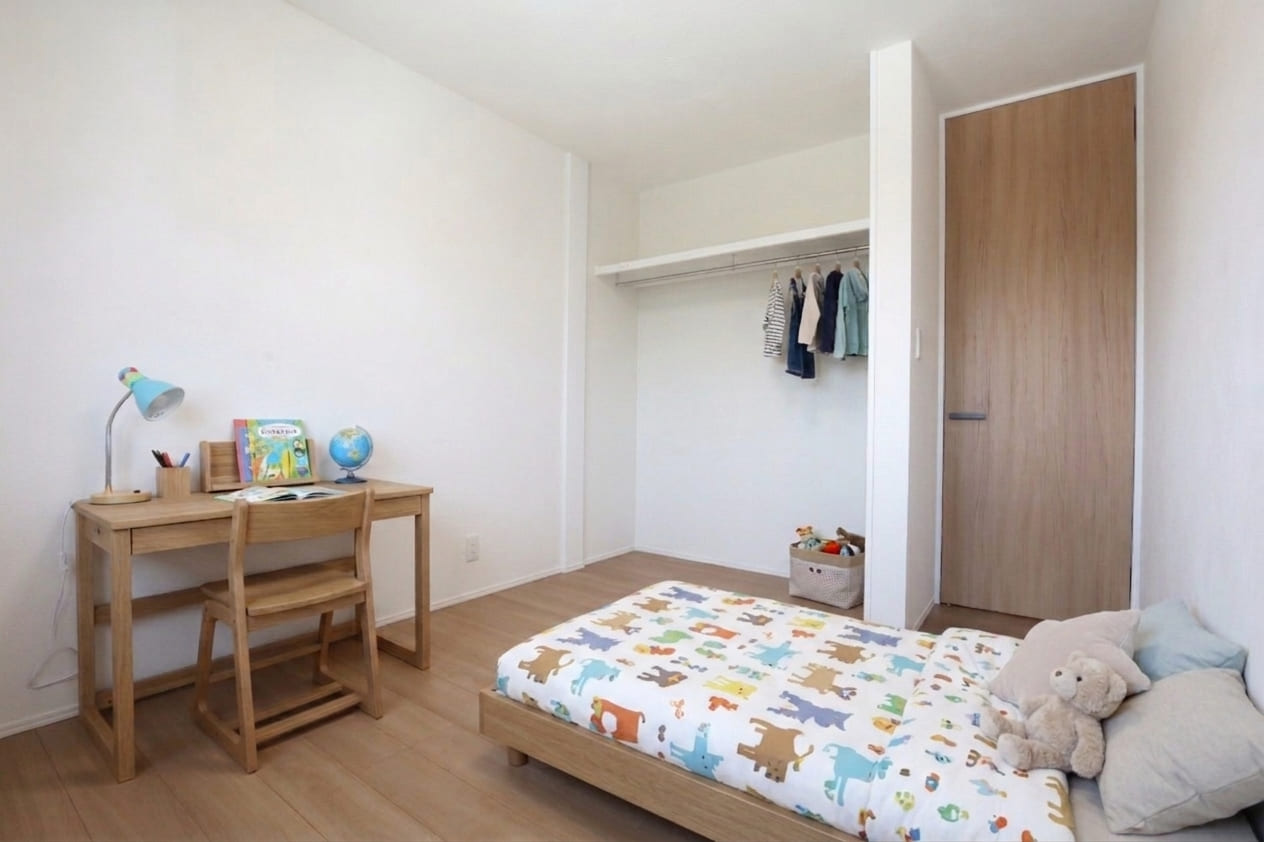 オープンクローゼットの子ども部屋。ハイドアでスッキリ。