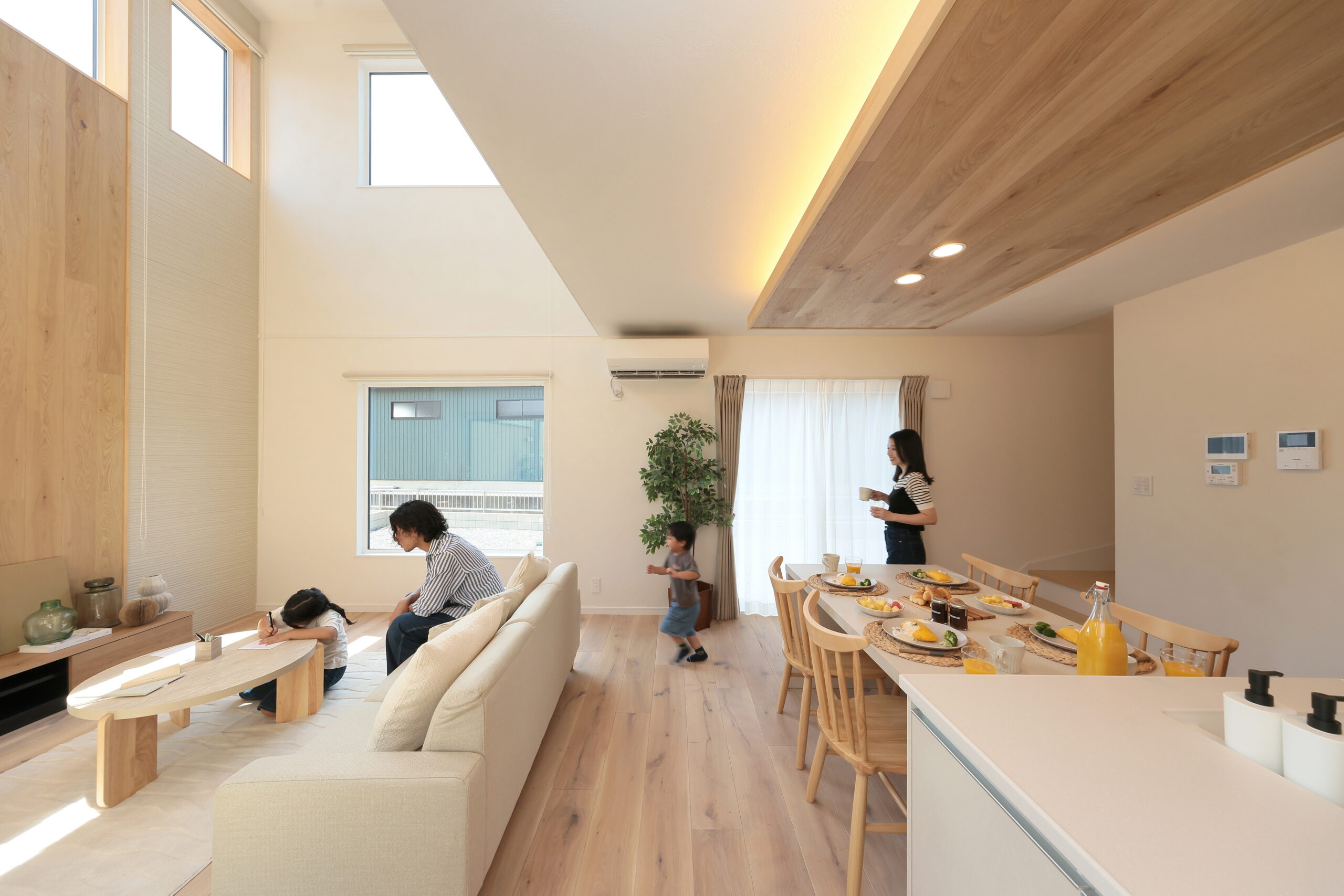 吹き抜けと板張り天井のLDK