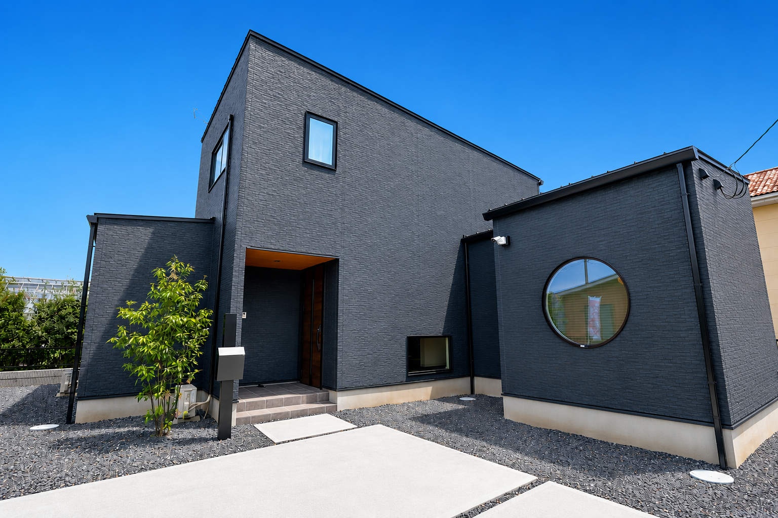 どっしりとした佇まいの 階建ての外観