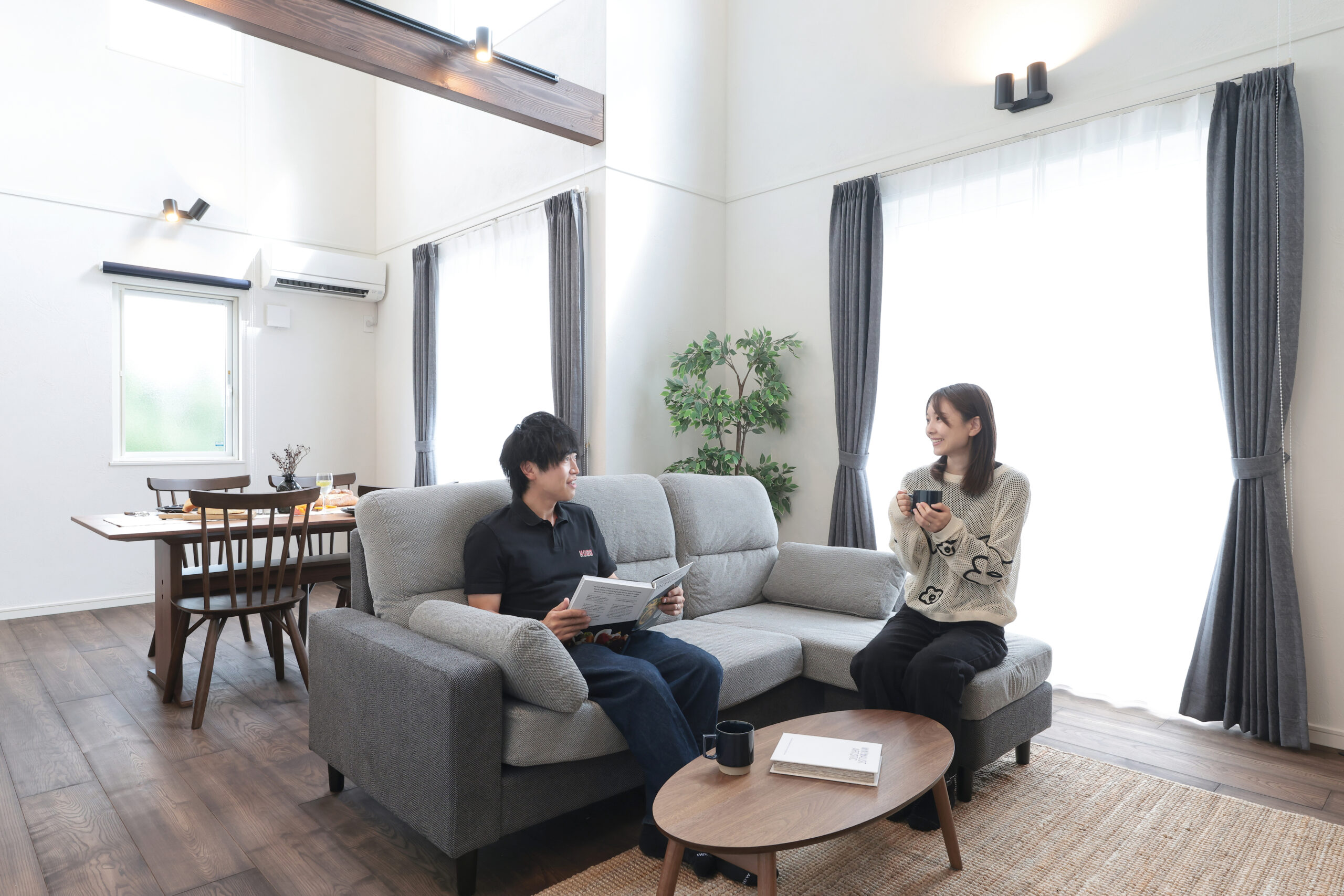 開放的な吹き抜けリビング