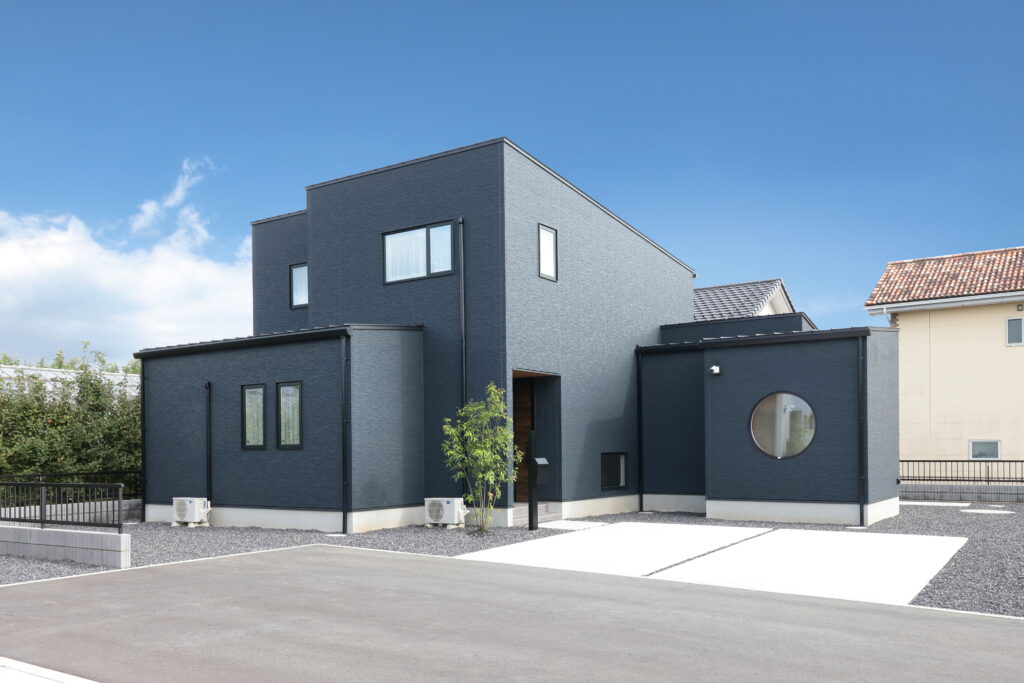 どっしりとした佇まいの 階建ての外観