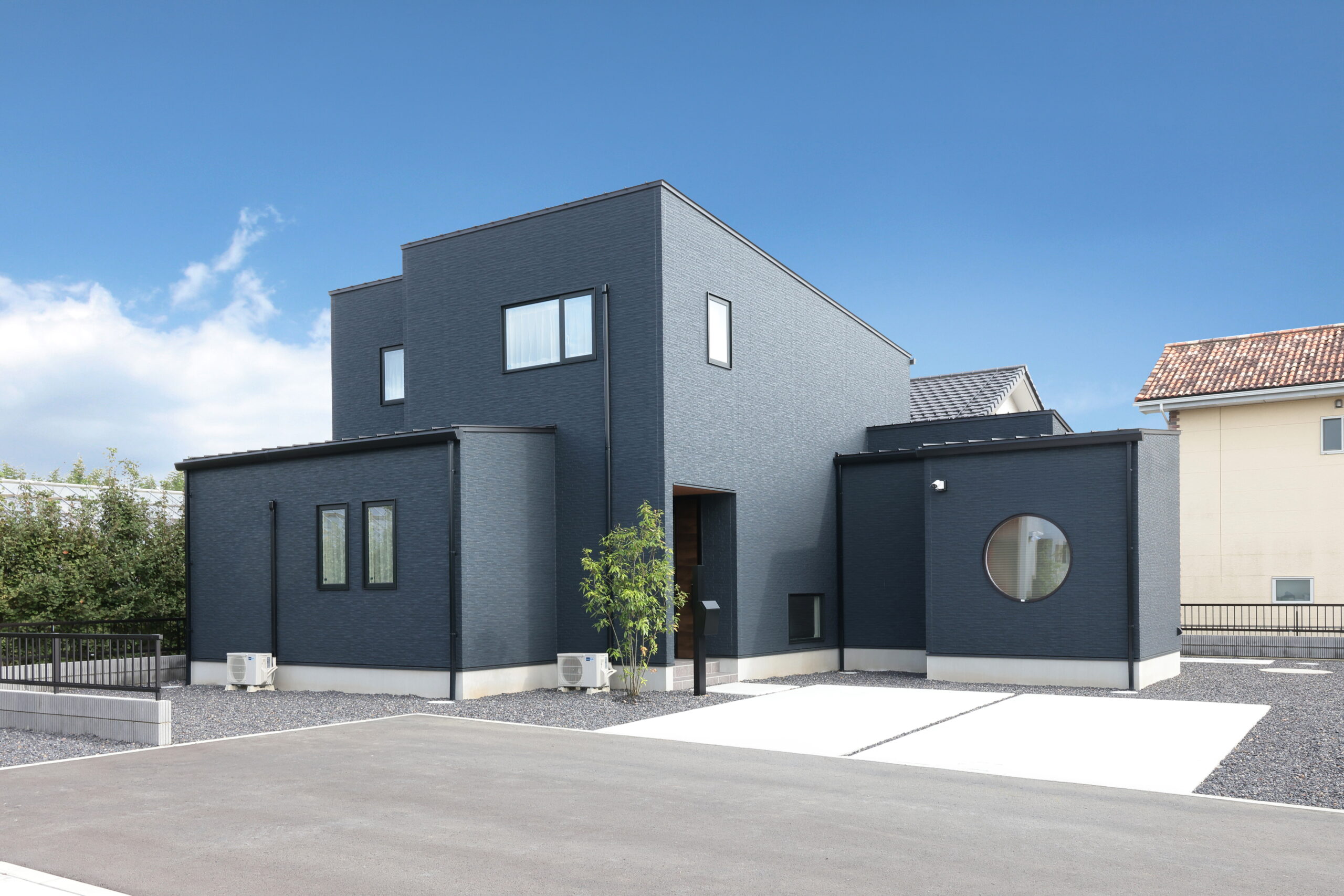 どっしりとした佇まいの 階建ての外観